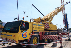LIEBHERR LTM1100-5.2 стреловой автомобильный кран.